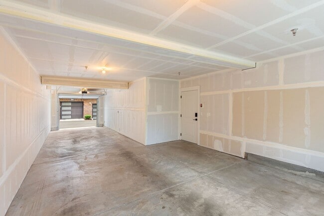 Building Photo - Comfort Meets Convenience in This Bellevue Condo