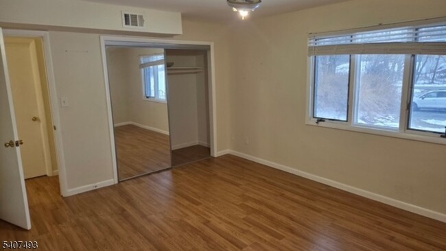 Building Photo - 306 Lake Shore S