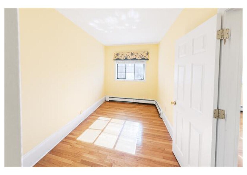 Building Photo - 511 Beacon St
