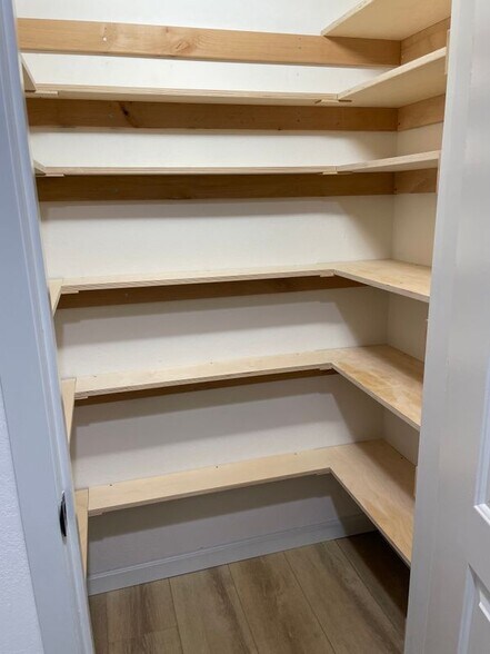 Building Photo - 1413 W Valley Dr