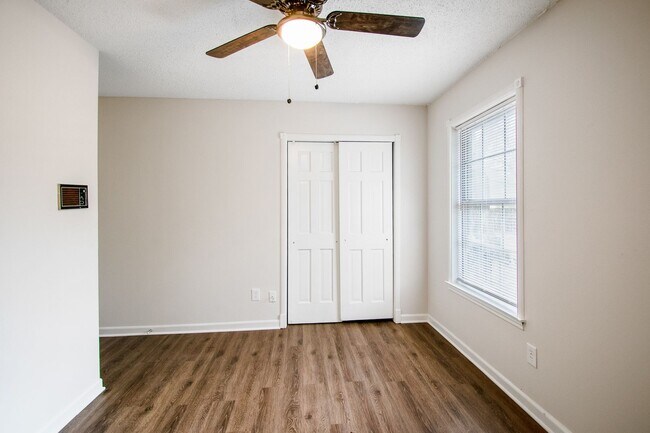 Building Photo - Spacious Renovated Home with Fenced Yard !