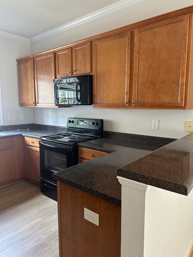 Building Photo - Beautiful townhome located minutes from Ch...