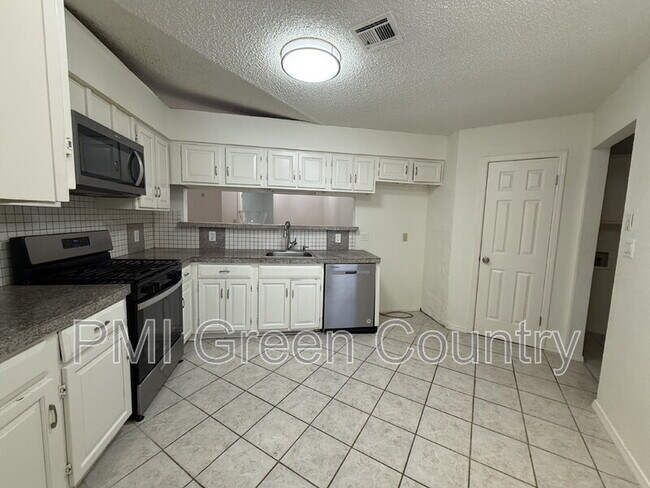 Building Photo - 1203 W Austin St