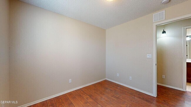 Building Photo - 1819 Shreya St