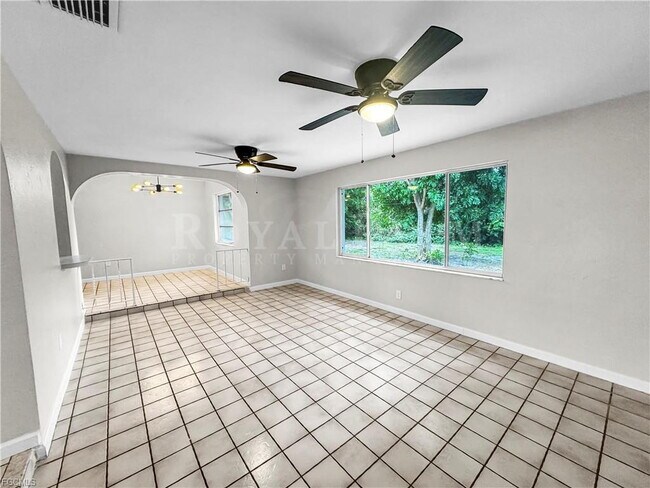 Building Photo - 3 Bed | 2 Bath Home on SE 46th Terrace – Space to Live, Room to Breathe