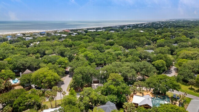 Building Photo - Available 6/15. Stunning, Fully-Rennovated...