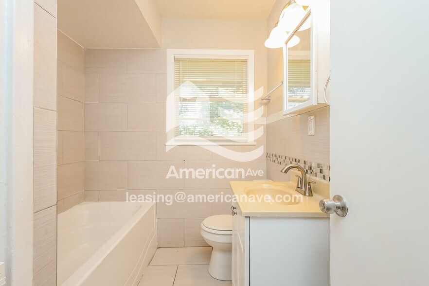 Building Photo - 3965 Mosley Dr