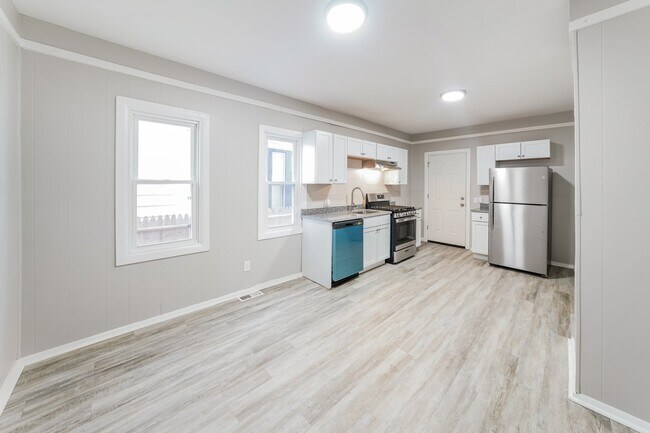 Building Photo - 593 Emerson St