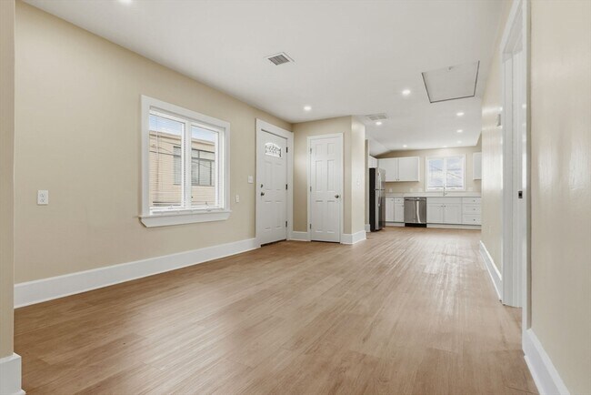 Building Photo - 142 Elliott St