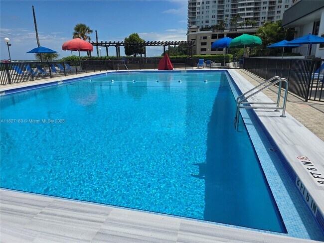Building Photo - 999 Brickell Bay Dr