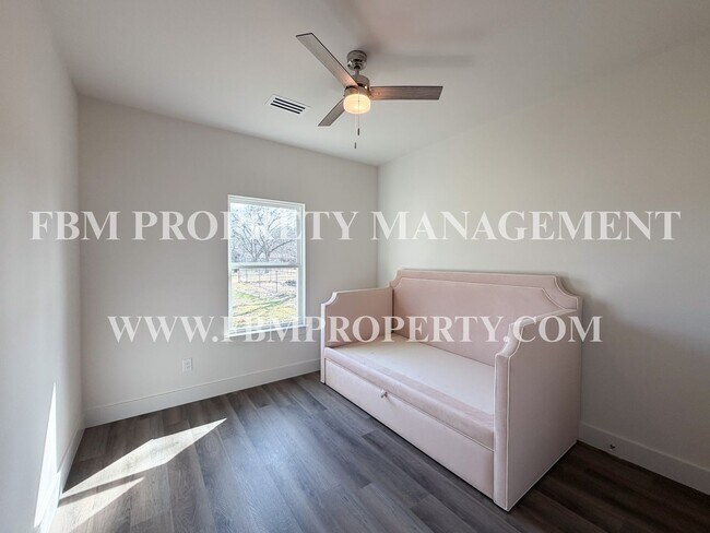 Building Photo - 903 Sunrise Ave