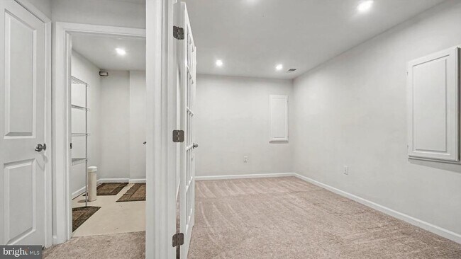Building Photo - 165 Peter Ln