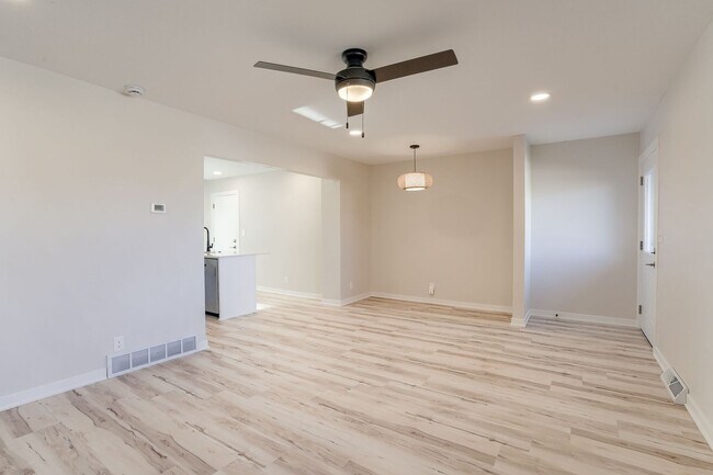Building Photo - UPDATED 2 Bedroom Duplex With Garage!!