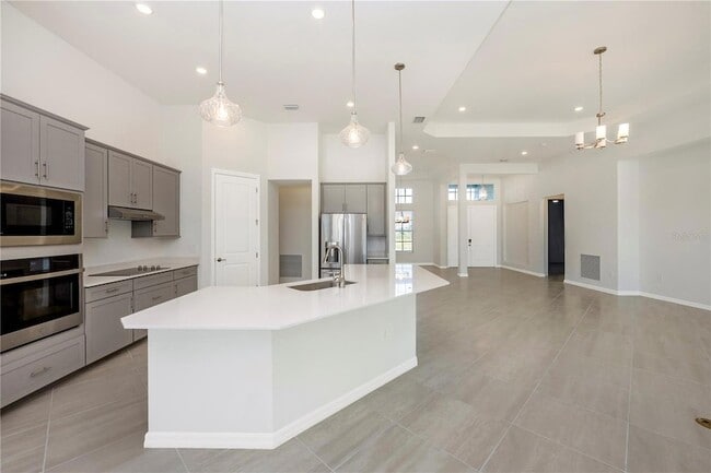 Building Photo - 12655 Wellen Golf St