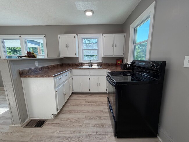 Building Photo - Renovated 2/1 House in North Rome- $1,095