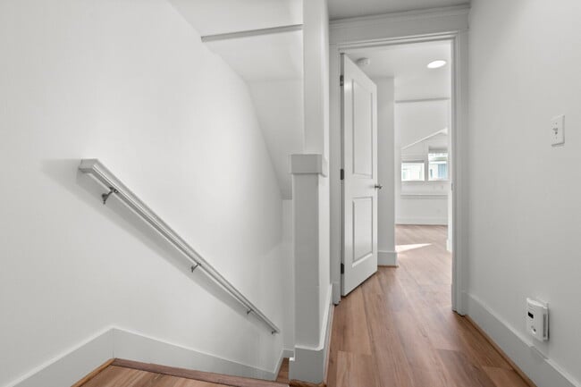 Building Photo - Stunning Capitol Hill Townhome in Prime Seattle Location – 3BR / 3BA Available June 7