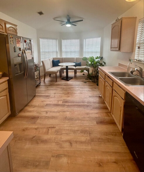 Building Photo - 2002 Oak Creek Ct