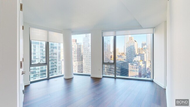 Building Photo - 635 W 59th St