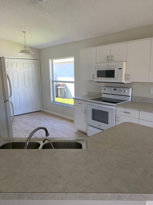 Building Photo - Beautiful 3 Bedroom, 2 Bathroom Home with Lake in Melbourne, FL!