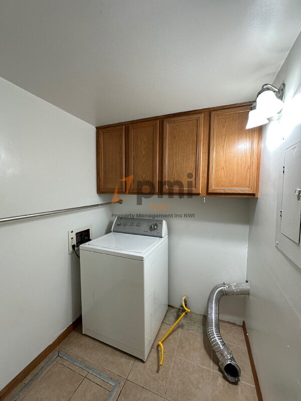 Building Photo - 732 N State Rd 149