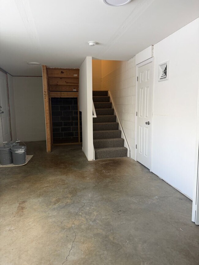 Building Photo - 12-12 Creekside Dr