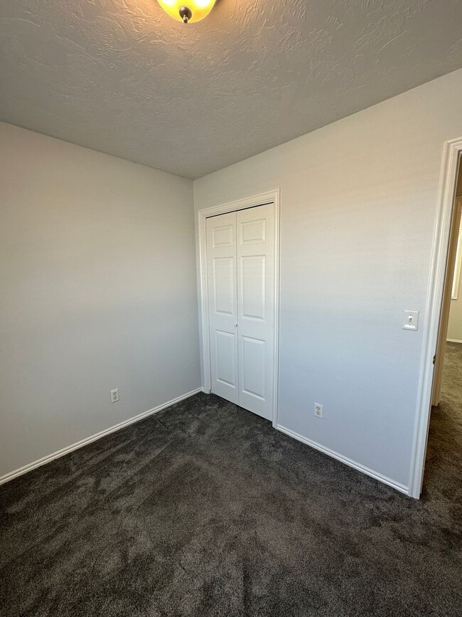 Building Photo - THIS IS A LEASE TAKEOVER, PLEASE CONTACT THE CURRENT TENANT, TANNER @ 801-688-4161 - Cute 3 Bed 1...