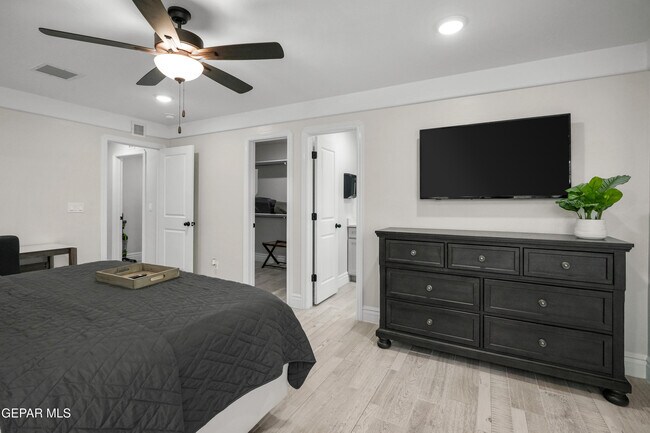 Building Photo - 854 Mallett St