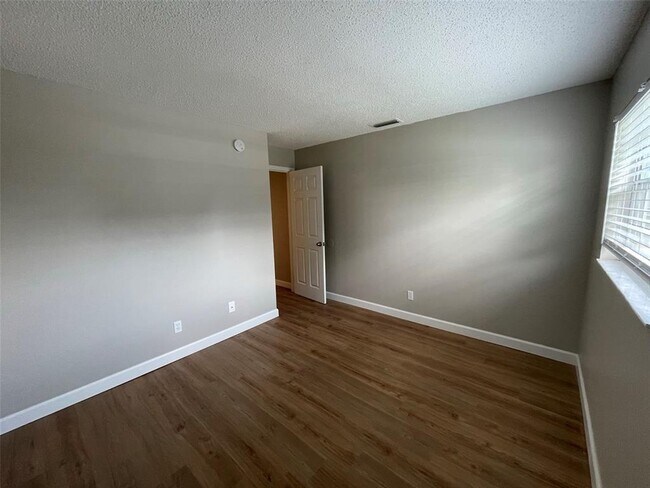 Building Photo - 511 Duchess Ct