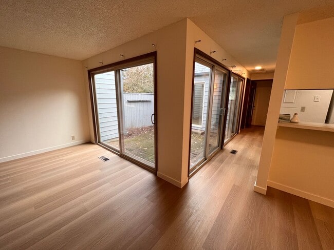 Building Photo - 2 bed 1.5 bath Eugene townhome