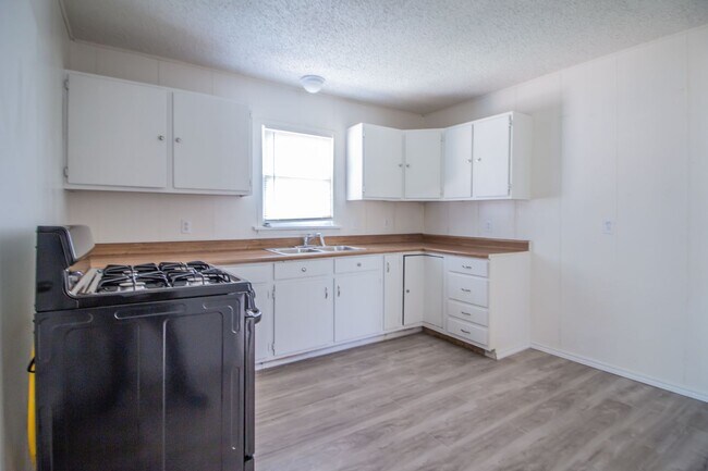 Building Photo - Updated 3 bed 1 bath close to 19th Street