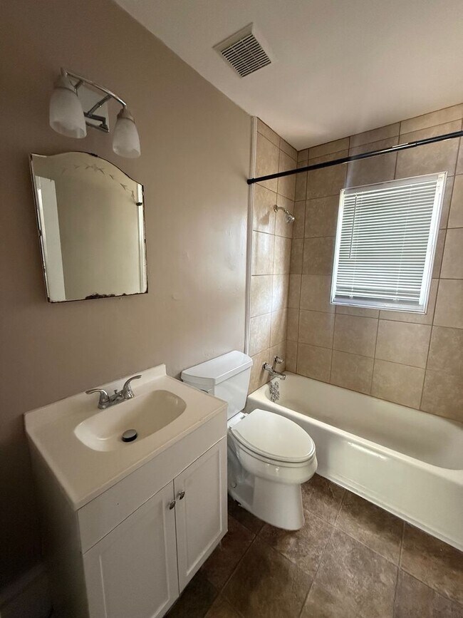 Building Photo - Duplex on Higgs St