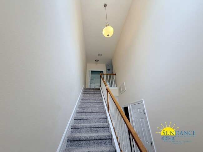 Building Photo - Natural Light Filled end unit 2-Story 3BR Niceville Home!
