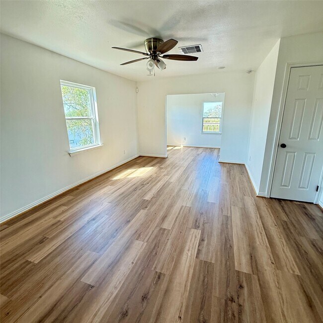 Building Photo - 143 Bastrop Bayou Dr