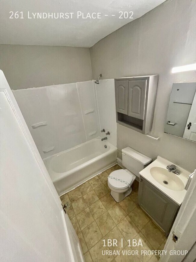 Building Photo - 261 Lyndhurst Pl
