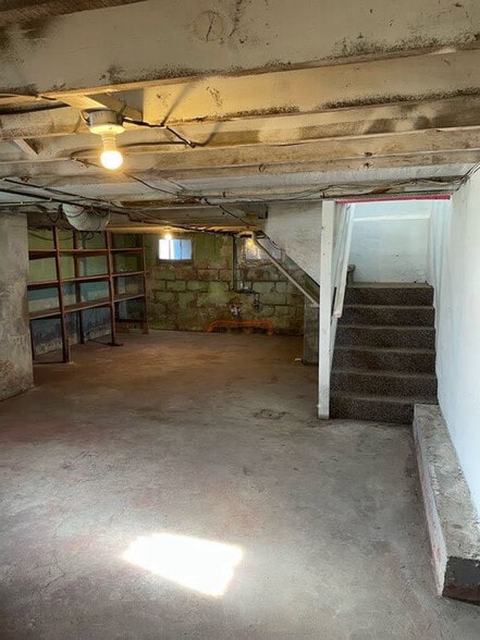 Building Photo - 124 E Park St