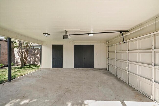 Building Photo - 9318 Beringwood Dr