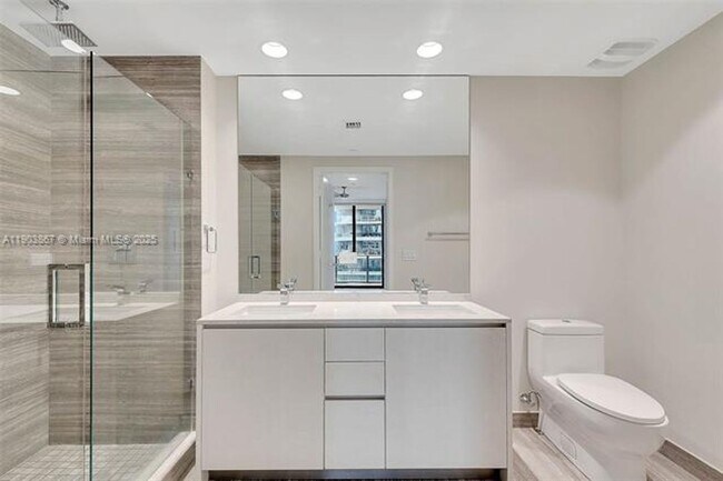 Building Photo - 1010 Brickell Ave