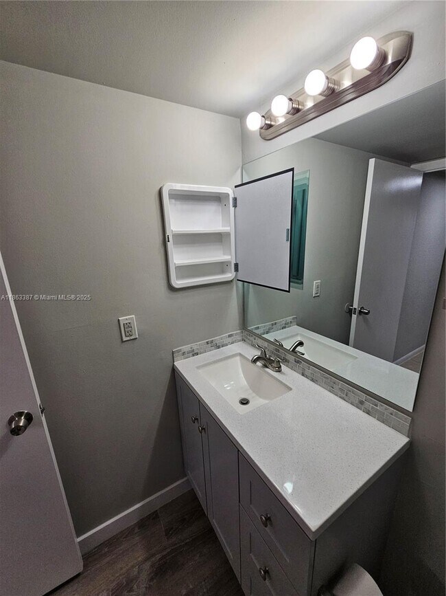 Building Photo - 2811 N Oakland Forest Dr