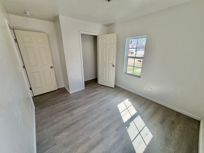 Building Photo - 2 bed newly renovated!