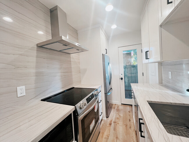 Kitchen - 6742 De Longpre Ave