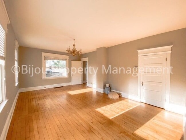 Building Photo - 311 E Del Norte St