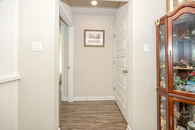 Building Photo - 9125 Bellewood Dr