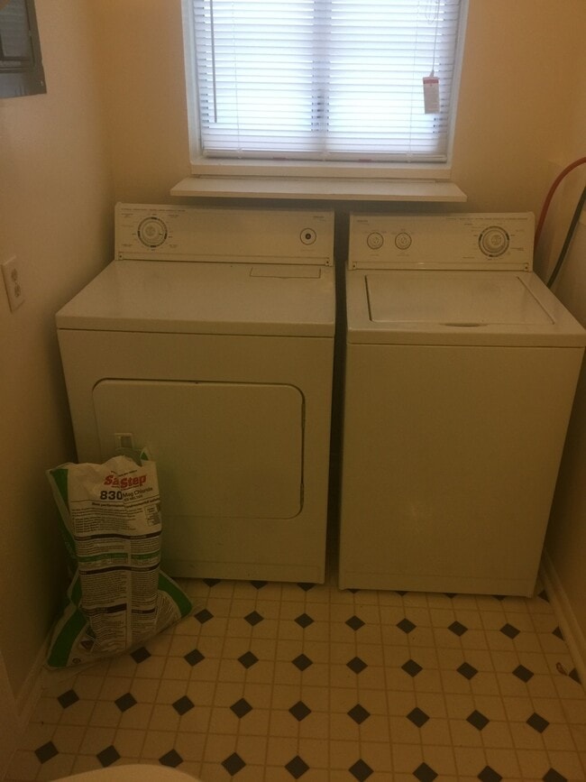 Building Photo - Bowen