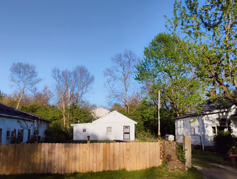 Primary Photo - 250 Chain Ave