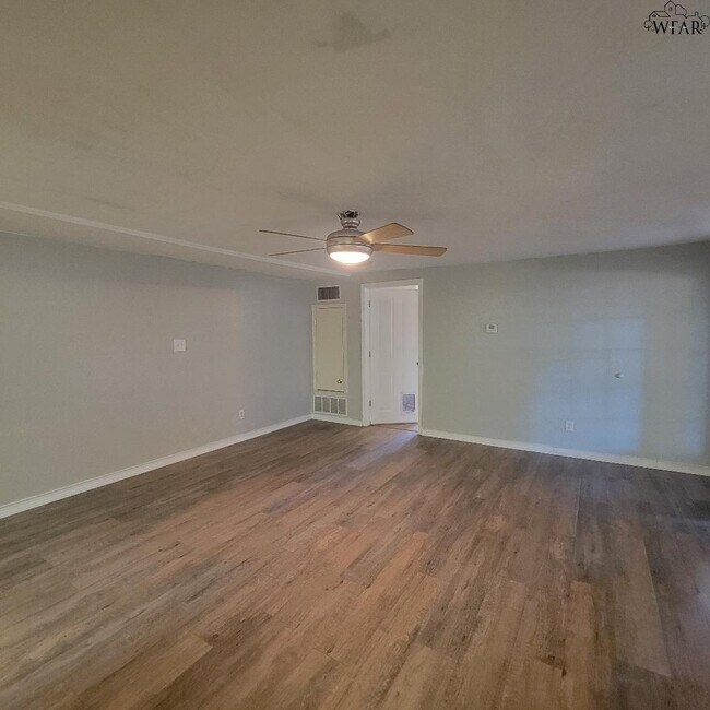 Building Photo - 4444 Phillips Dr