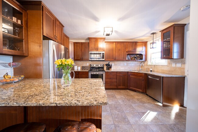 Primary Photo - 2626 N Vincent Ave