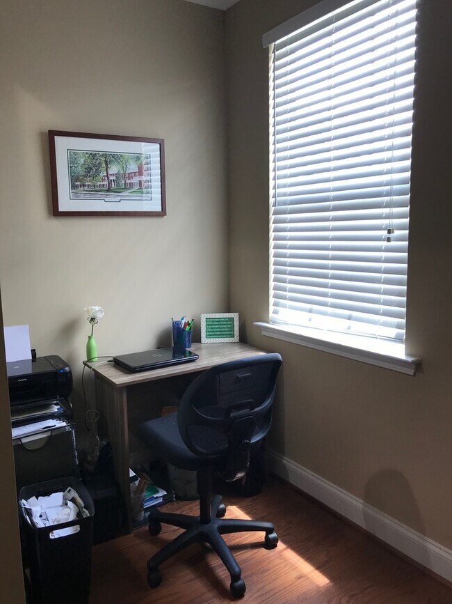 Building Photo - Townhouse with Fenced Backyard!