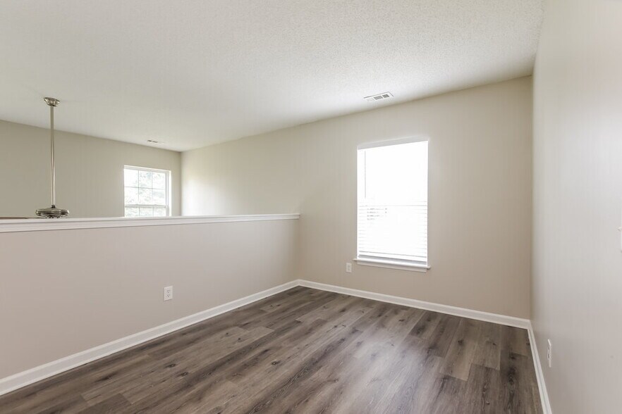 Building Photo - 555 River View Dr