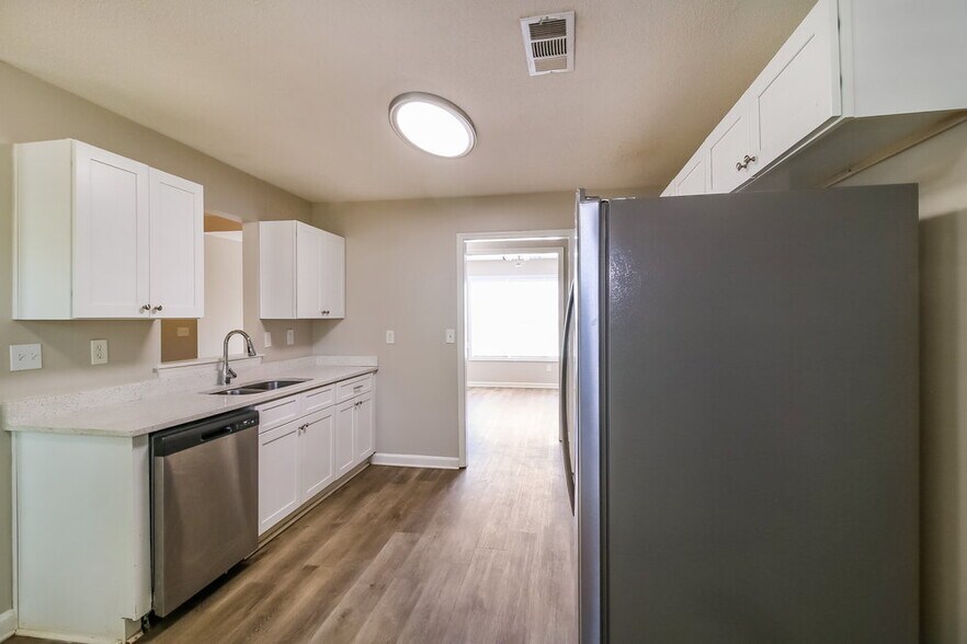 Building Photo - 915 Castlerock Way