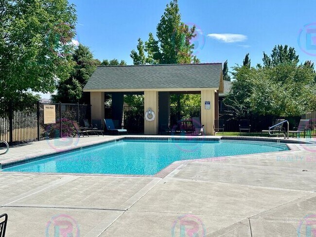 Building Photo - 3 Bedroom 2.5 Bathroom + Loft & 2 Car gara...